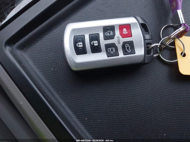 5TDDZ3DC3HS156250 Toyota Sienna Xle 7 Passenger