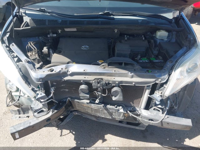 5TDYK3DC3GS714537 Toyota Sienna Xle 8 Passenger