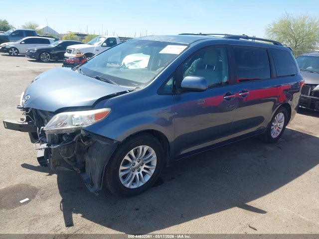 5TDYK3DC3GS714537 Toyota Sienna Xle 8 Passenger