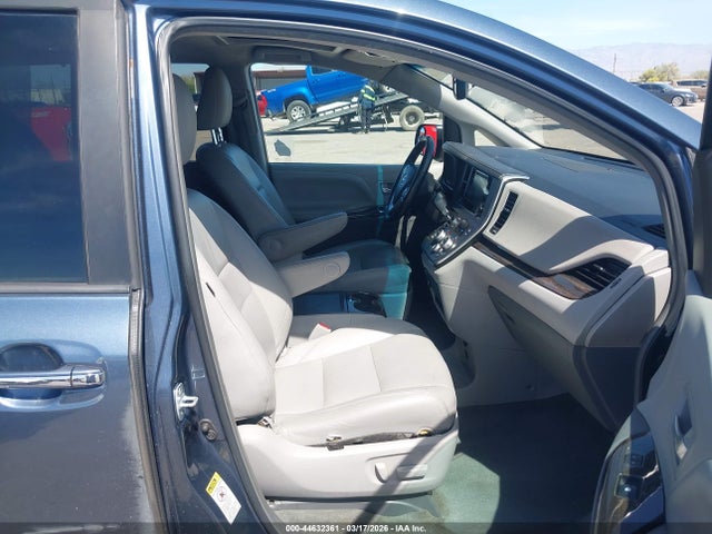 5TDYK3DC3GS714537 Toyota Sienna Xle 8 Passenger
