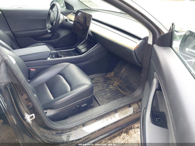 44632578 :رقم المزاد ، 5YJ3E1EB1KF231041 vin ، 2019 Tesla Model 3 Long Range/performance مزاد بيع