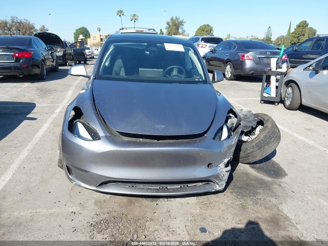 2024 Tesla Model Y Long Range Dual Motor All-wheel Drive მანქანა იყიდება აუქციონზე, vin: 7SAYGDEE3RA291117, აუქციონის ნომერი: 44632833