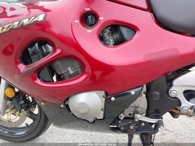 44633150 :رقم المزاد ، JS1GR7GA2Y2100820 vin ، 2000 Suzuki Gsx750 F مزاد بيع