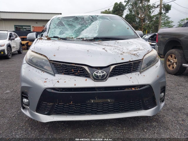 5TDXZ3DC5JS916715 Toyota Sienna Se 8 Passenger/se Premium 8 Passenger
