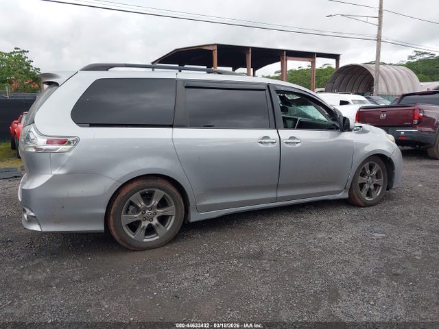 5TDXZ3DC5JS916715 Toyota Sienna Se 8 Passenger/se Premium 8 Passenger