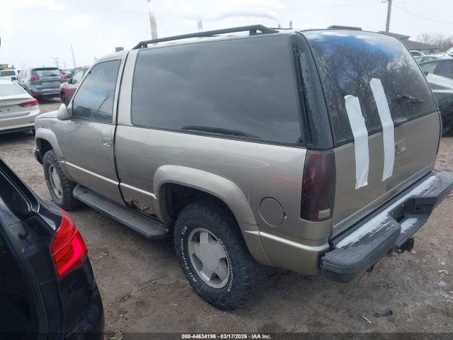 1999 CHEVROLET TAHOE 3GNEK18R2XG167613 Photo 2