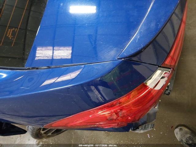 2T1BURHE5JC111815 Toyota COROLLA SE