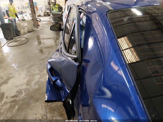 2T1BURHE5JC111815 Toyota COROLLA SE