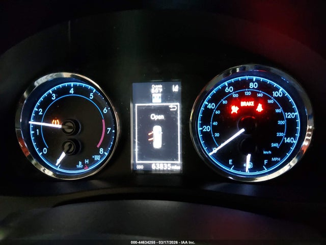2T1BURHE5JC111815 Toyota COROLLA SE