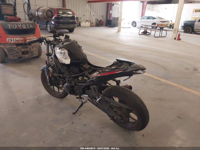 Yamaha YZFR3 2015 MH3RH06Y8FK005832 Image 3