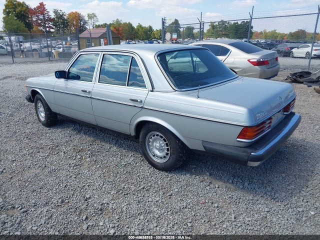 44634753 :رقم المزاد ، WDBAB33A9DB030157 vin ، 1983 Mercedes-benz 300 Dt مزاد بيع