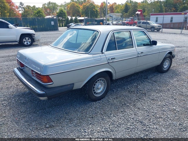 44634753 :رقم المزاد ، WDBAB33A9DB030157 vin ، 1983 Mercedes-benz 300 Dt مزاد بيع