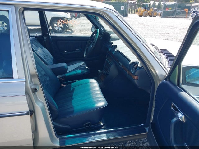 44634753 :رقم المزاد ، WDBAB33A9DB030157 vin ، 1983 Mercedes-benz 300 Dt مزاد بيع