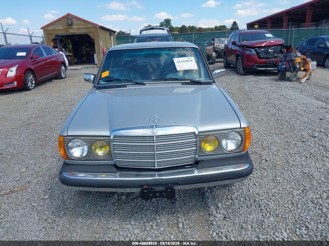 44634753 :رقم المزاد ، WDBAB33A9DB030157 vin ، 1983 Mercedes-benz 300 Dt مزاد بيع