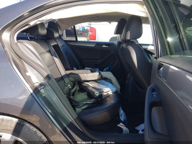 3VWD17AJ3FM335982 Volkswagen Jetta 1.8t Se