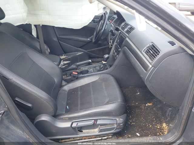 44635452 :رقم المزاد ، 1VWDT7A36HC067817 vin ، 2017 Volkswagen Passat 1.8t R-line مزاد بيع