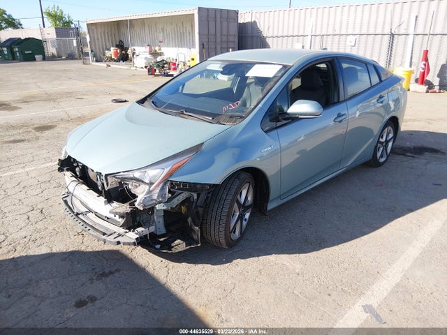 Toyota Prius Three Touring 2018 JTDKARFU4J3056060 Image 2