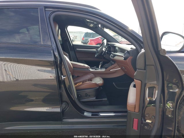 2018 ALFA ROMEO STELVIO ZASFAKNN3J7C01639 Photo 4