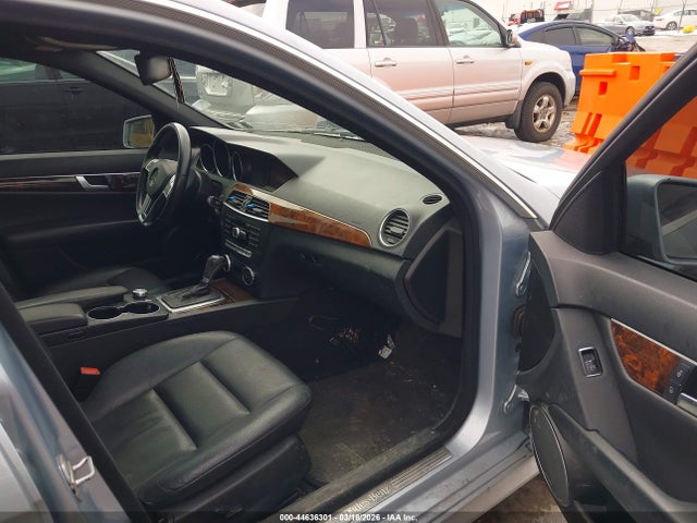 2013 Mercedes-benz C 300 Sport 4matic მანქანა იყიდება აუქციონზე, vin: WDDGF8AB8DR273609, აუქციონის ნომერი: 44636301