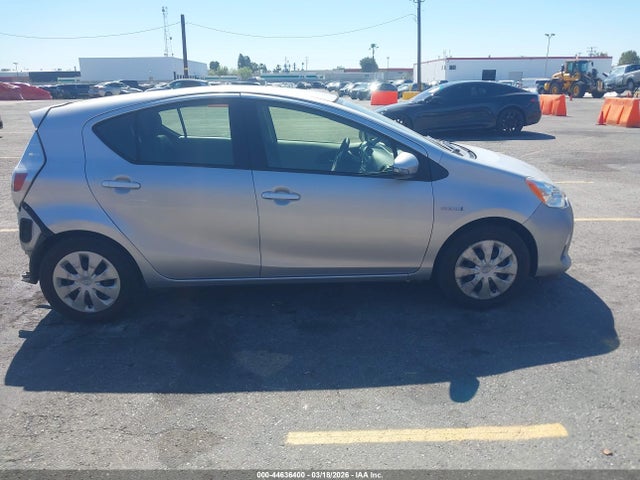 JTDKDTB33E1572817 Toyota Prius C Two