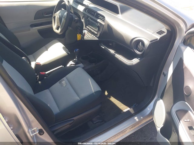 JTDKDTB33E1572817 Toyota Prius C Two