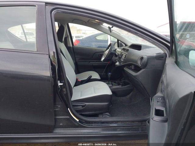 JTDKDTB33H1598435 Toyota Prius C One