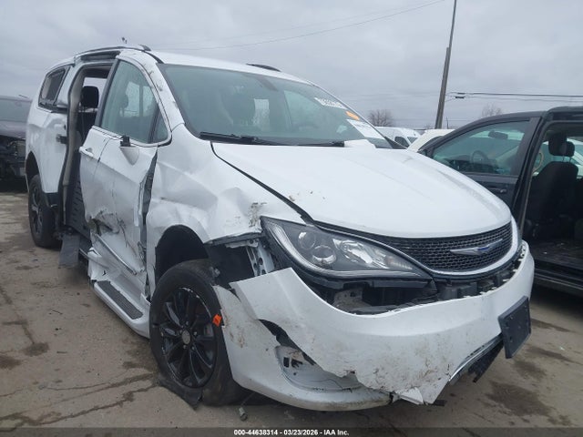 2018 Chrysler Pacifica Touring L მანქანა იყიდება აუქციონზე, vin: 2C4RC1BG5JR305743, აუქციონის ნომერი: 44638314