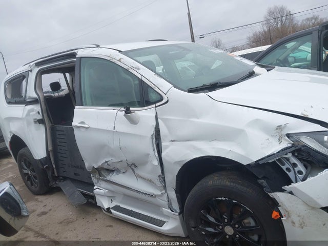 Продаж на аукціоні авто 2018 Chrysler Pacifica Touring L, vin: 2C4RC1BG5JR305743, номер лоту: 44638314
