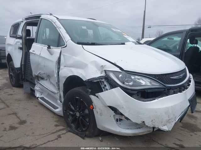 Продаж на аукціоні авто 2018 Chrysler Pacifica Touring L, vin: 2C4RC1BG5JR305743, номер лоту: 44638314