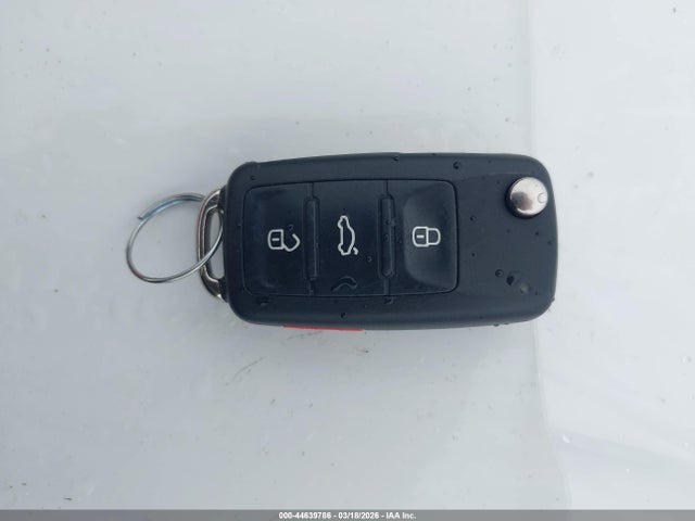 2013 Volkswagen Beetle 2.5l მანქანა იყიდება აუქციონზე, vin: 3VW5P7AT7DM813368, აუქციონის ნომერი: 44639786