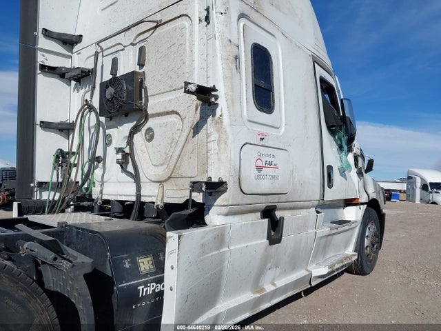 44640219 :رقم المزاد ، 3AKJHHDR1NSNE2694 vin ، 2022 Freightliner New Cascadia 126 مزاد بيع