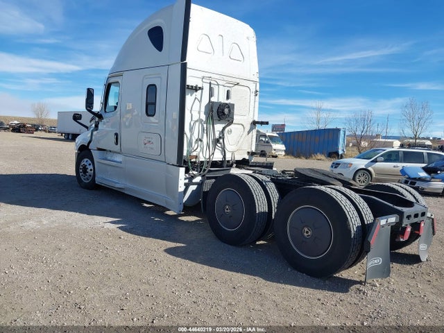 44640219 :رقم المزاد ، 3AKJHHDR1NSNE2694 vin ، 2022 Freightliner New Cascadia 126 مزاد بيع