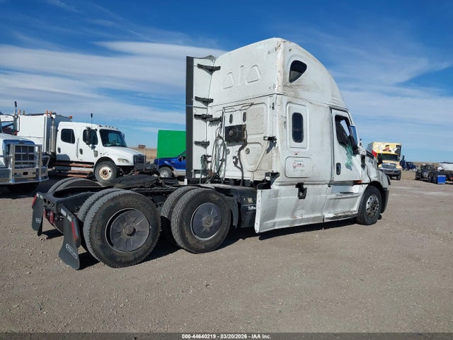 44640219 :رقم المزاد ، 3AKJHHDR1NSNE2694 vin ، 2022 Freightliner New Cascadia 126 مزاد بيع