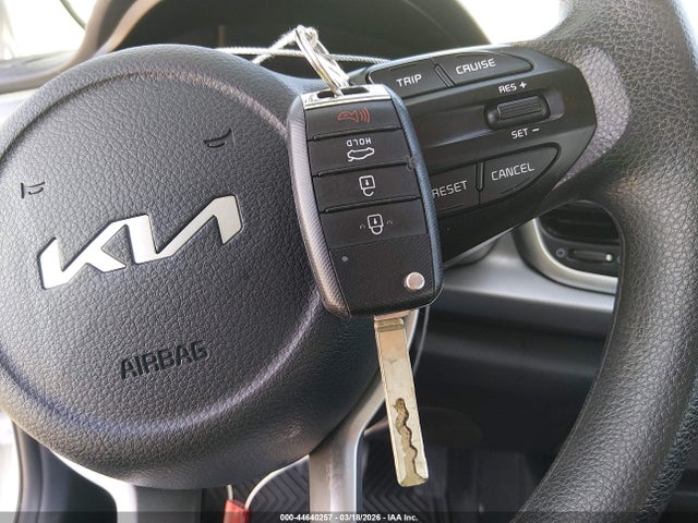 2022 Kia Rio S მანქანა იყიდება აუქციონზე, vin: 3KPA24AD1NE496447, აუქციონის ნომერი: 44640257