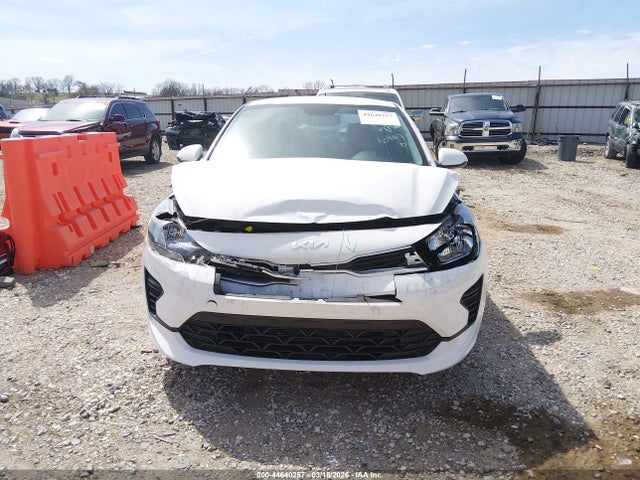2022 Kia Rio S მანქანა იყიდება აუქციონზე, vin: 3KPA24AD1NE496447, აუქციონის ნომერი: 44640257