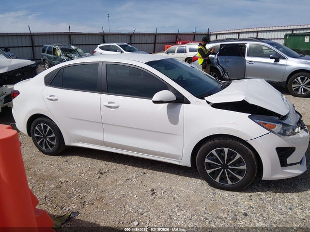 2022 Kia Rio S მანქანა იყიდება აუქციონზე, vin: 3KPA24AD1NE496447, აუქციონის ნომერი: 44640257