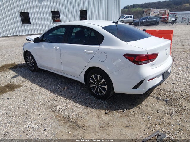 2022 Kia Rio S მანქანა იყიდება აუქციონზე, vin: 3KPA24AD1NE496447, აუქციონის ნომერი: 44640257