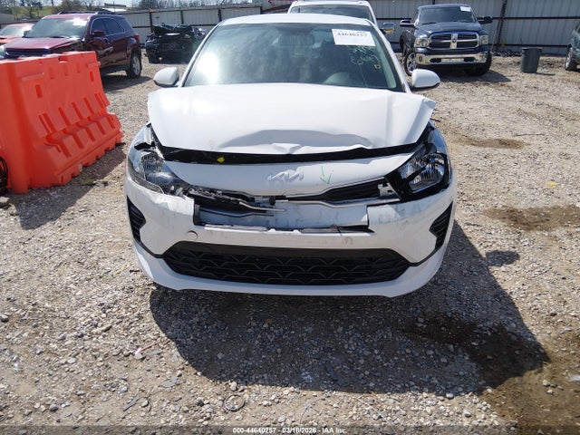 2022 Kia Rio S მანქანა იყიდება აუქციონზე, vin: 3KPA24AD1NE496447, აუქციონის ნომერი: 44640257