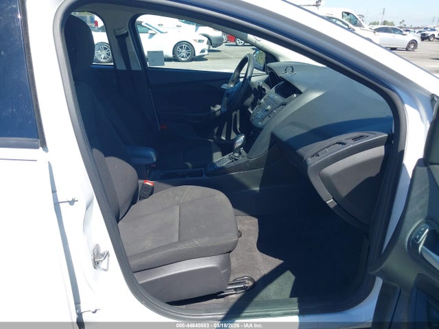 44640583 :رقم المزاد ، 1FADP3F2XJL220663 vin ، 2018 Ford Focus Se مزاد بيع
