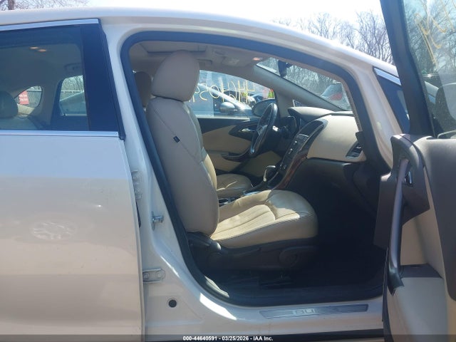 44640591 :رقم المزاد ، 1G4PT5SV8D4138679 vin ، 2013 Buick Verano Premium Group مزاد بيع