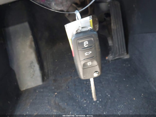 44641765 :رقم المزاد ، 3VW517AT7GM823856 vin ، 2016 Volkswagen Beetle 1.8t Denim مزاد بيع