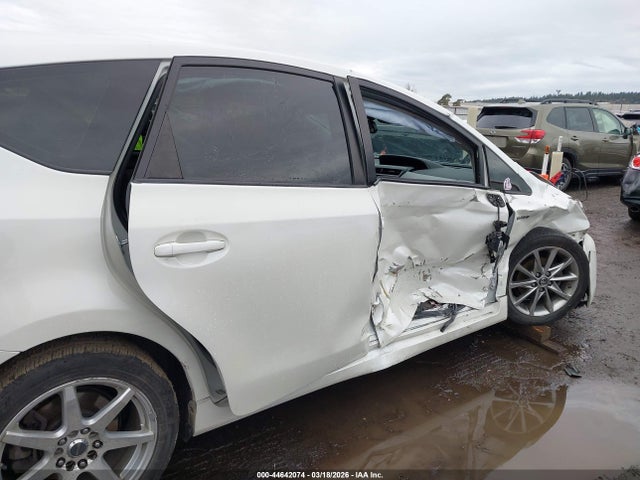 JTDZN3EU1FJ038099 Toyota Prius V Five
