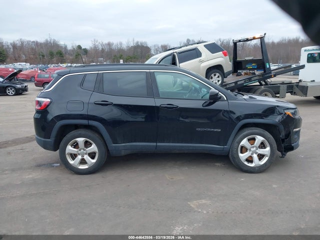 44642556 :رقم المزاد ، 3C4NJDBBXHT650963 vin ، 2017 Jeep New Compass Latitude 4x4 مزاد بيع