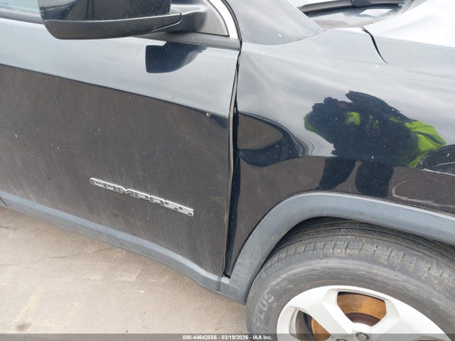 44642556 :رقم المزاد ، 3C4NJDBBXHT650963 vin ، 2017 Jeep New Compass Latitude 4x4 مزاد بيع