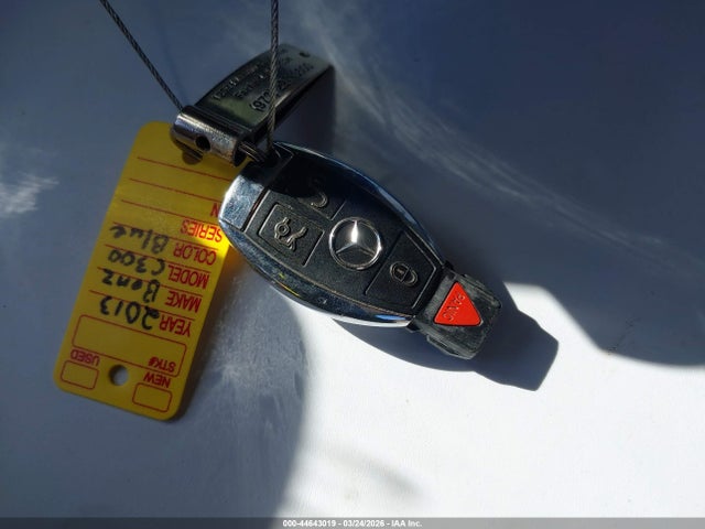 2013 Mercedes-benz C 300 Luxury 4matic მანქანა იყიდება აუქციონზე, vin: WDDGF8AB6DR252970, აუქციონის ნომერი: 44643019