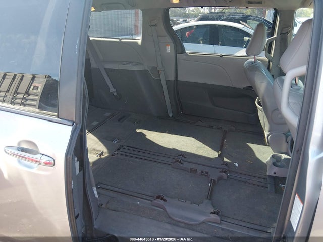 5TDYK3DC4GS722114 Toyota Sienna Xle Premium 8 Passenger