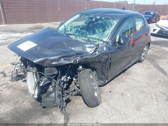 3MYDLBJV8LY704599 Toyota Yaris Xle