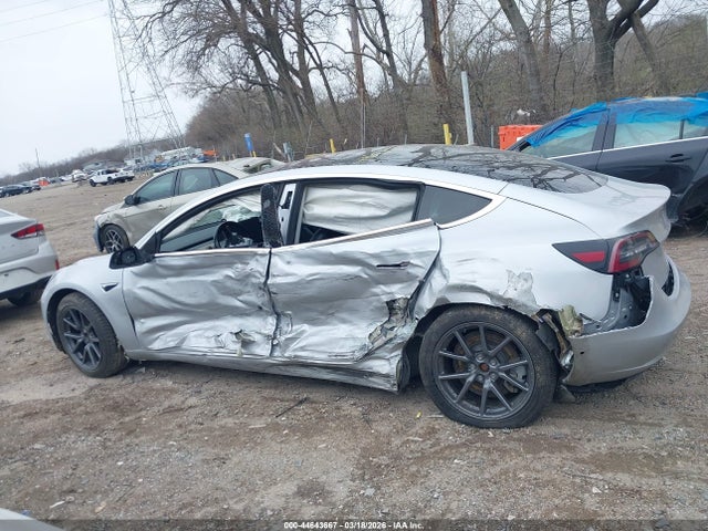 44643667 :رقم المزاد ، 5YJ3E1EB4JF054905 vin ، 2018 Tesla Model 3 Long Range/performance مزاد بيع