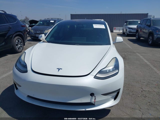 44644000 :رقم المزاد ، 5YJ3E1EA3JF023121 vin ، 2018 Tesla Model 3 Long Range/mid Range مزاد بيع