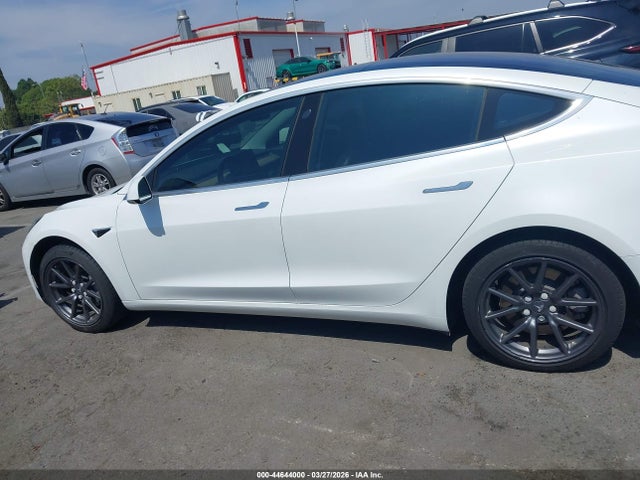 44644000 :رقم المزاد ، 5YJ3E1EA3JF023121 vin ، 2018 Tesla Model 3 Long Range/mid Range مزاد بيع